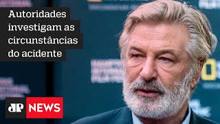 Ator Alec Baldwin atira e mata diretora de filme em set de filmagens
