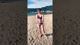 明らかに恥かしがってる女の子の乳揺れ