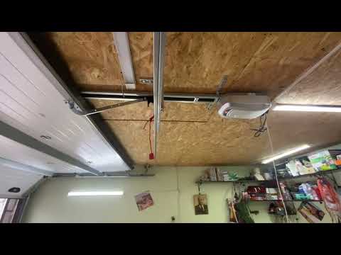 Установка секционных ворот «Дамаст» с приводом D-1000