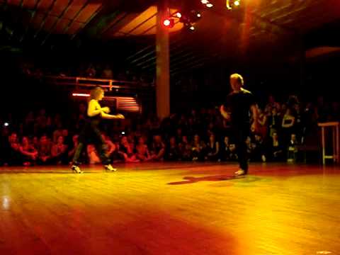  Giselle Anne  and  Gustavo Naveira  are  dancing  to  the  tango  "  Alas Rotas  "