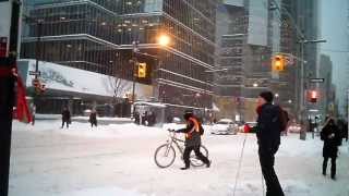 preview picture of video 'Heavy snow storm, cross-country skiing downtown Toronto, the way to go'