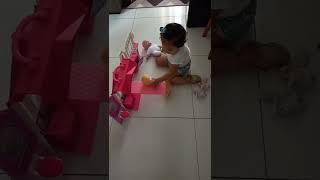 Brincando com suas bonequinhas