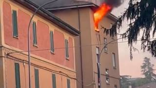 Bologna, il video dell'incendio in un appartamento di via Fioravanti