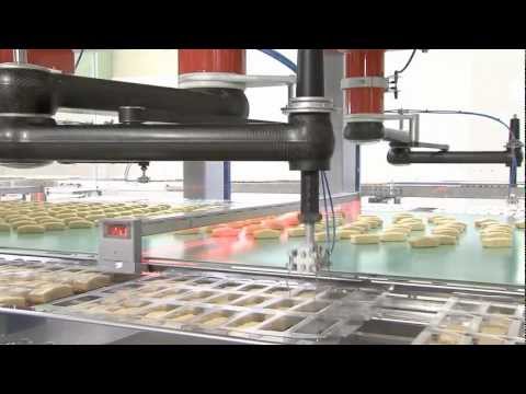 Verpackungsroboter von Schubert mit speziellen Greifwerkzeugen verpacken Backwaren in Trays