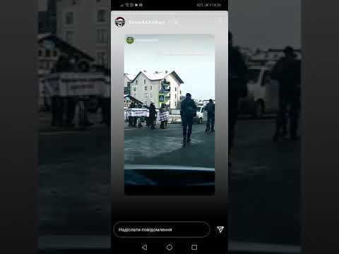 Біля Буковелю люди перекрили дорогу. ВІДЕО