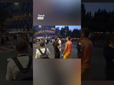 VIDEO/ “Patronazhist, të q**sha robt”! Turmat kaotike të protestuesve përplasen me njëri-tjetrin për veprimet që duhet  të bëjnë