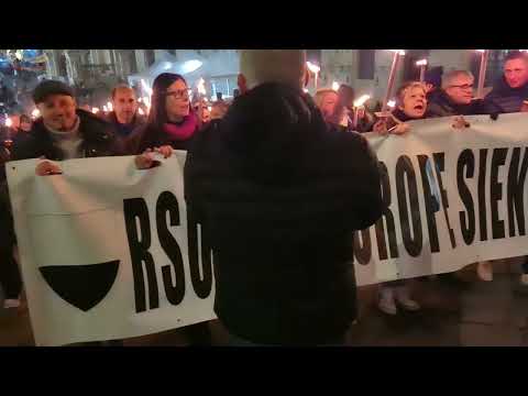 La fiaccolata in Piazza del campo dei lavoratori Beko