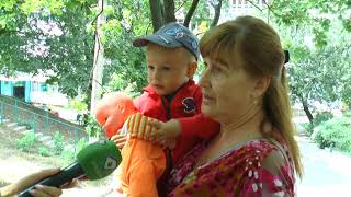 Харківських інтернет-користувачів обурило відео, на якому дві машини кружляють на дитячому майданчику