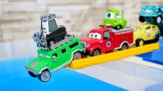 カーズのミニカーがトミカの坂を登って青い水の中に落っこちる♪
