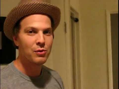 Gavin DeGraw shows his apartment in LA  part 3.flv