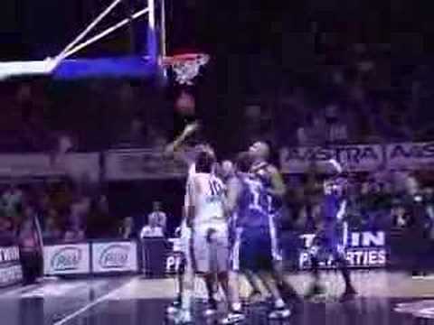 23 24-11-07 BCO-Bree - Chuck scoort boven Odell Hodge uit.mp