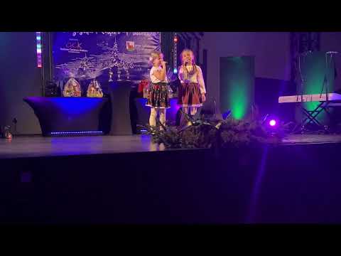 Duet ,,Makuszynki,, Kornelia Kijuk i Partycja Wawryszuk.  ,,Hola Hola Pasterze z Pola,,