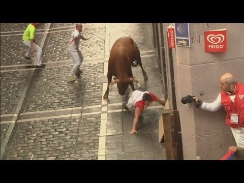 Pamplona Attack: Watch as bull gores three runners
