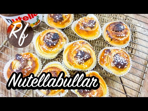 Nutellabullar eller Nutellasnäckor. Som kanelbullar men utan kanel och istället toppade med Nutella - hasselnötscrème. Här rullade och skurna som snäckor men de kan också bakas som snurror.>