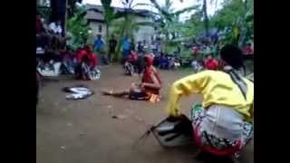 preview picture of video 'Paguyuban Seni Kuda Lumping LANGEN BUDI SEDYO UTOMO Nyi Sombro (Sabetan & Ganongan)'