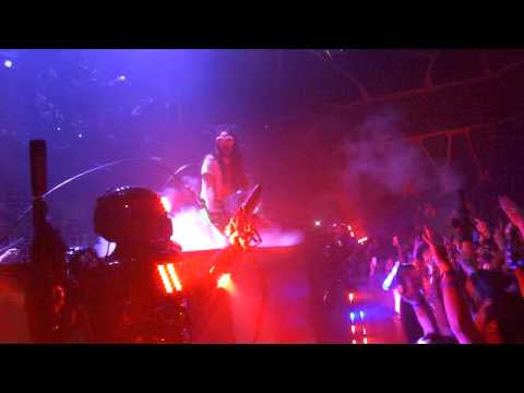 Steve Aoki live @hakkasan las Vegas blasting cold air to the crowd