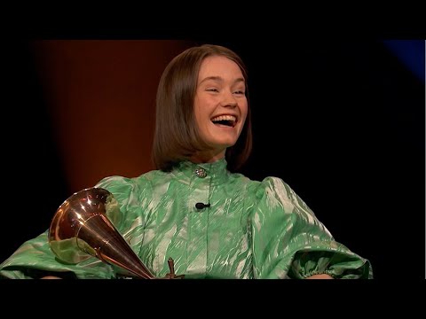 Sigrid wins 2019 Norwegian Grammy Awards (Årets Spellemann) with subtitles.