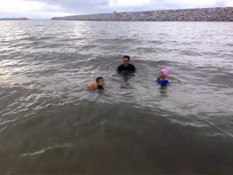 Syakir Afif mandi pantai