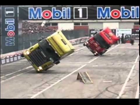 賽車鬥一翻 交通警也不弱