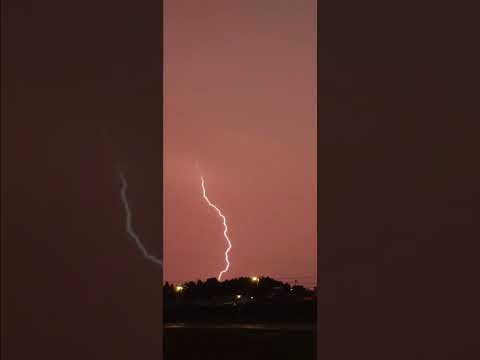 Lunes 2 de Marzo de este 2026 impresionante actividad electrica sobre Coronel Suárez 19:39 hs ❤️🌩️⚡