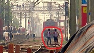 preview picture of video 'High Speed Train Scares Kids!! Sampoorna Kranti Express at 130 km/hr || INDIAN RAILWAYS'