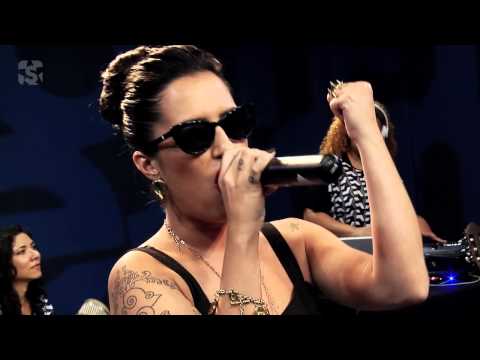 Lívia Cruz em "Muito mais amor" no Estúdio Showlivre 2014