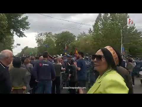 Ոստիկանները փորձում են բացել ճանապարհը, որը փակվել էր քաղաքացիների կողմից