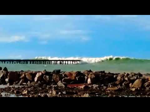 ONDA GIGANTE NA PONTE METÁLICA, PRAIA DE IRACEMA FORTALEZA- CE (BRASIL)