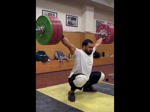 Akbar Djuraev (110) 195 kg snatch