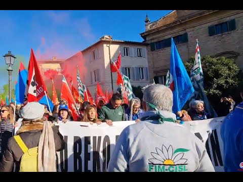 Manifestazione Beko Siena per le vie del centro. Comizio in Piazza Salimbeni. Le interviste