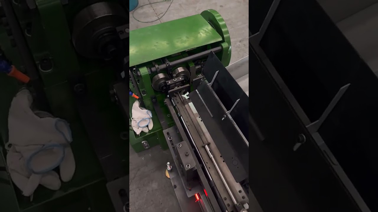Fully automatic thread rolling machine