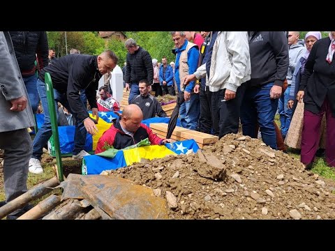 Brat Amir u mezare spustio sedmogodišnju sestru Amiru, majku Safiju i nana Rukiju - Bratunac