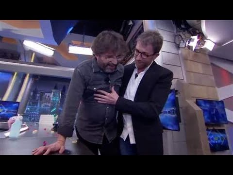 El susto de Pablo Motos - Jordi Évole sufre un at@que de cataplexia en directo en 'El Hormiguero'