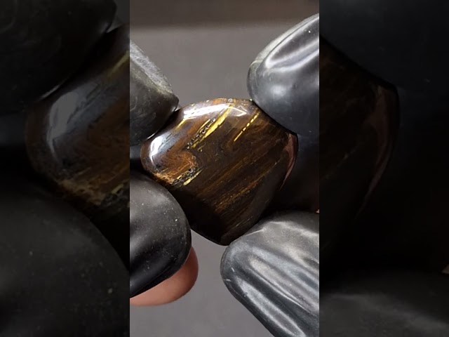 حجر ايرون تايغر بعروق ذهبية متموجة