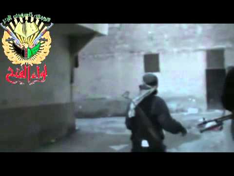 تحضيرات المقاتلين لاقتحام مباني تتحصن فيها قوات النظام في حي العامرية في حلب