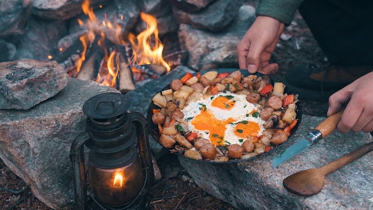 究極の現実逃避。春風そよぐ谷、３食の焚き火メシだけで満たされるソロキャンプ(ASMR)