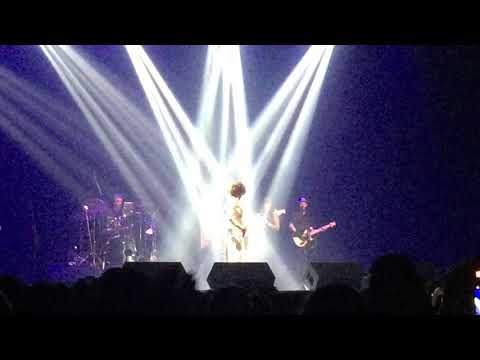 Whitney Queen of the night com Elesha Paul Moses