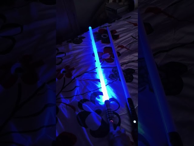 Vídeo relacionado con YukiHalu Sable LED iluminado, espadas de luz con sonido FX y mango realista, sable expandible para fiestas de disfraces de Halloween, cumpleaños, Navidad, galaxia, luchadores de guerra (verde)