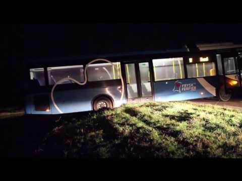 GPTV: Bus blijft hangen boven sloot