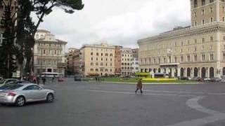 preview picture of video 'Rom. Strassenverkehr  bei Piazza Venezia.'