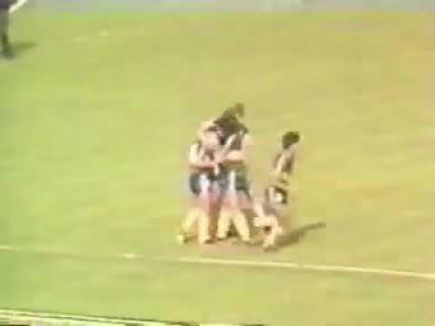 Maradona (Boca Junior) - 08/11/1981 - Instituto 1x4 Boca Junior - 3 gols