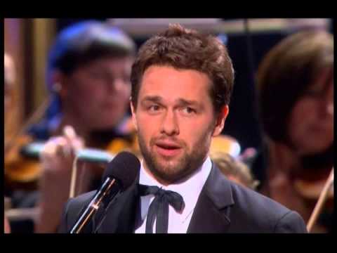 Julian Ovenden & Sierra Boggess sing 'People Will Say We're In Love' - John Wilson conducts