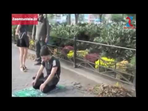 شاهد ردة فعل الأمريكان عندما شاهدوا شاب مسلم يصلي في الأماكن العامة .. مؤثر !!