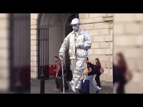 Er wirkt wie ein normaler Straßenkünstler  - doch dann bringt er alle zum Staunen