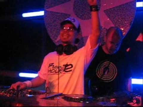Dj Roog (Hardsoul) wears www.Real-House.nl T-Shirt.wmv