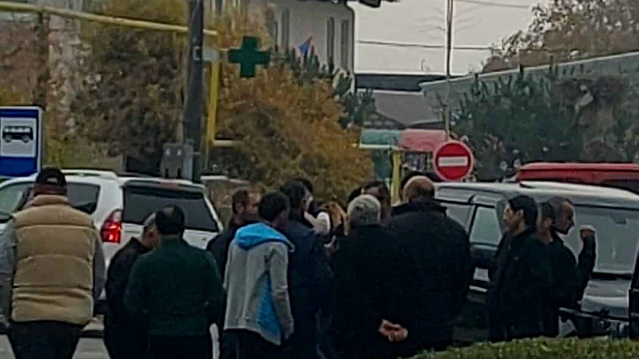 Արագած գյուղում՝ ընտրատեղամասերի մոտ կուտակումներ են, վիճաբանություններ, ոստիկանները չեն միջամտում