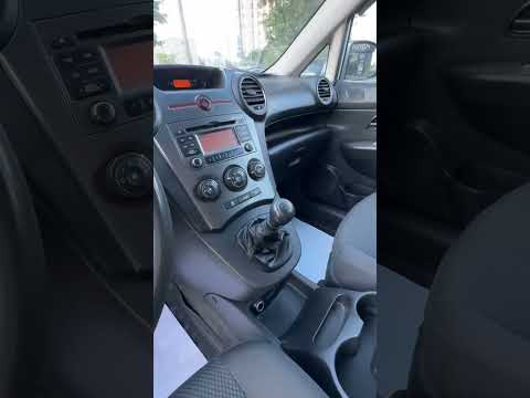 фото kia carens ii (un) 0