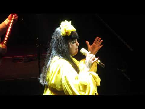 Mon Laferte y Flor de Toloache - Amigos Simplemente - San Francisco Masonic
