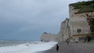 Stürmischer Atlantik in Étretat – Normandie Frankreich 