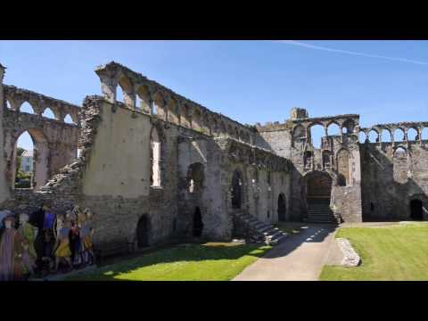 Castles from the Clouds: St Davids Bishop's Palace - Cymru o'r Awyr: Llys yr Esgob Tyddewi